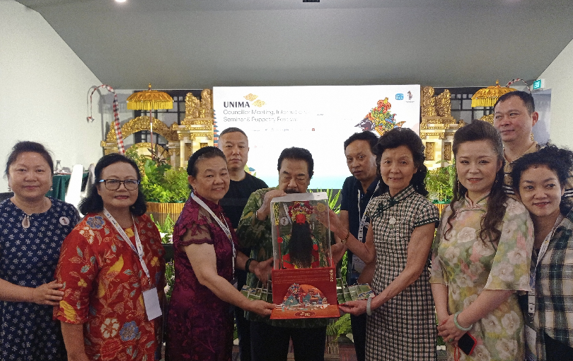 ◎国际木联中国中心向印尼中主席赠送中国传统木偶