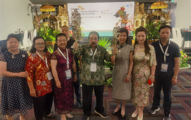 ◎国际木联印尼中心主席向中国中心主席赠送印尼皮影